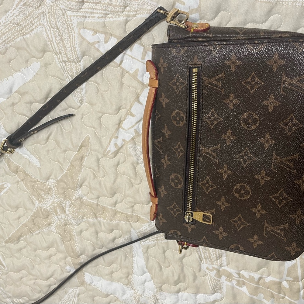 Elegant Brown Designer Crossbody Bag - Picture 5 of 9